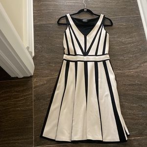 Isabel de Pedro black and cream knit sleeveless vneck dress